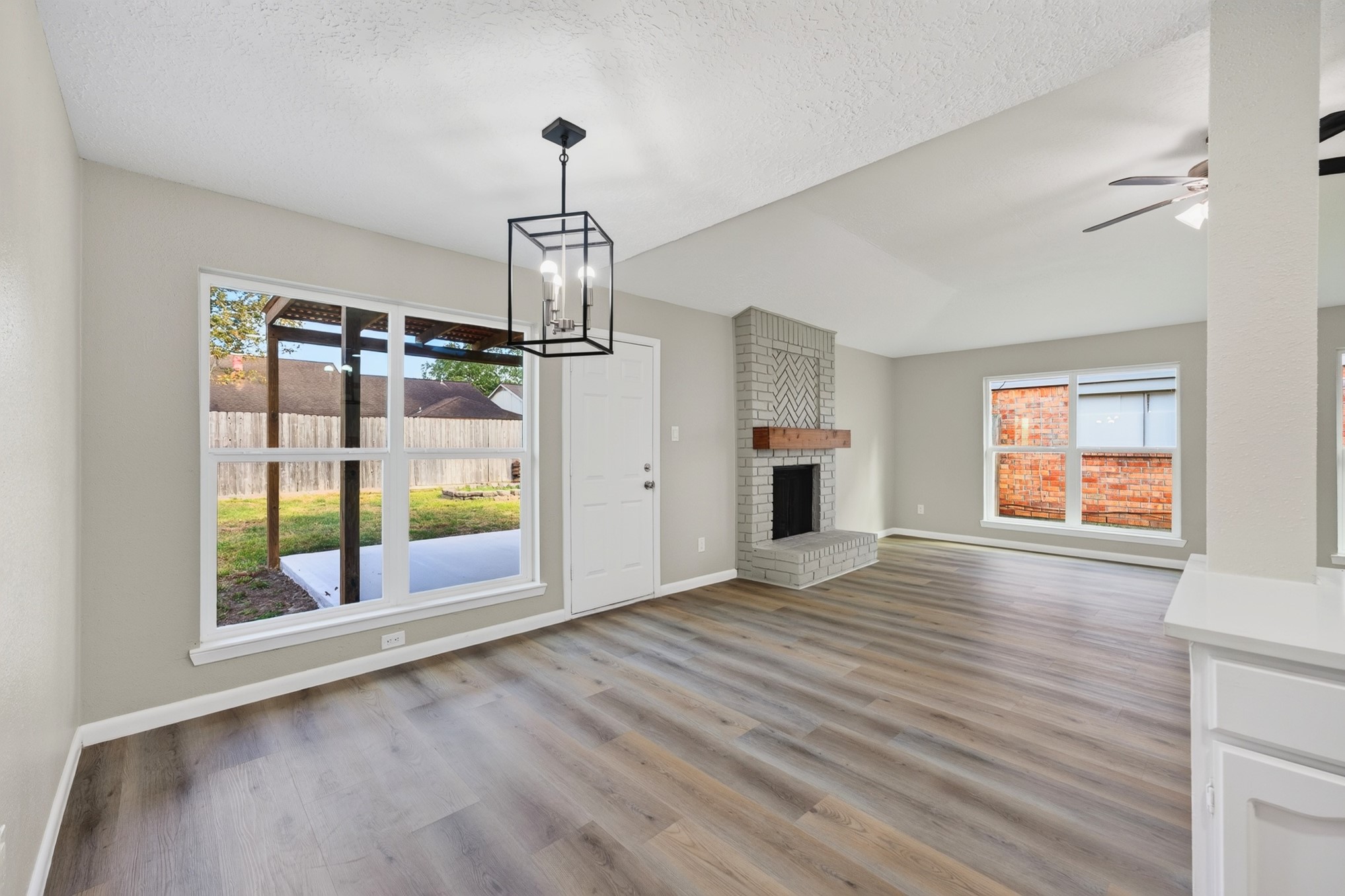 2402 Colonial Ridge Drive Friendswood, TX 77546 - Photo 12 of 38 Gallery Image 12