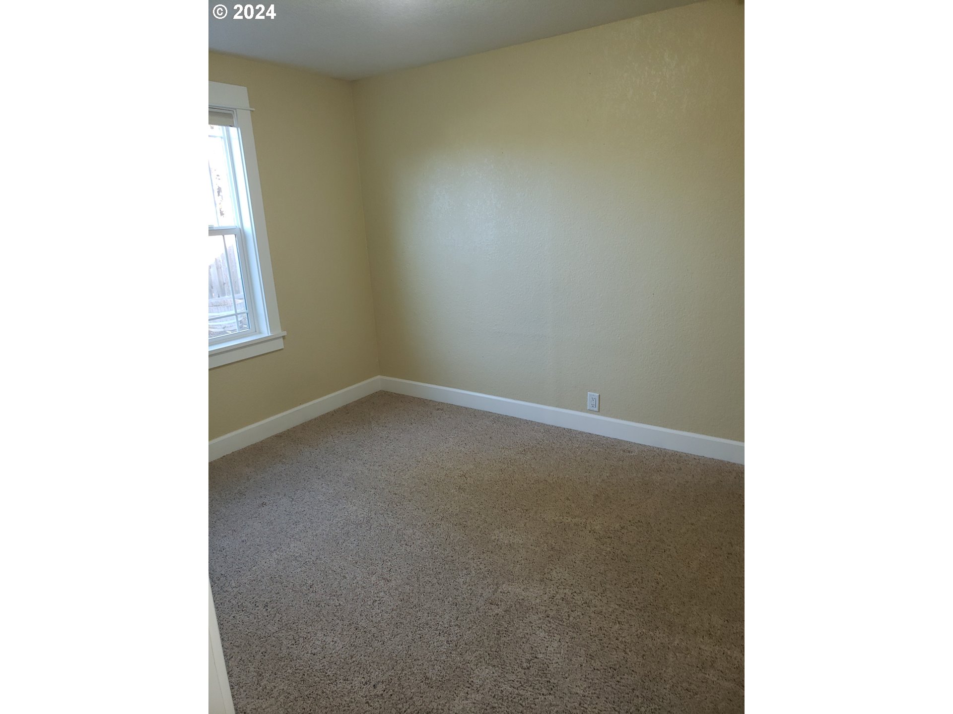 395 Irving Road Eugene, OR 97404 - Photo 14 of 37 a view of an empty room