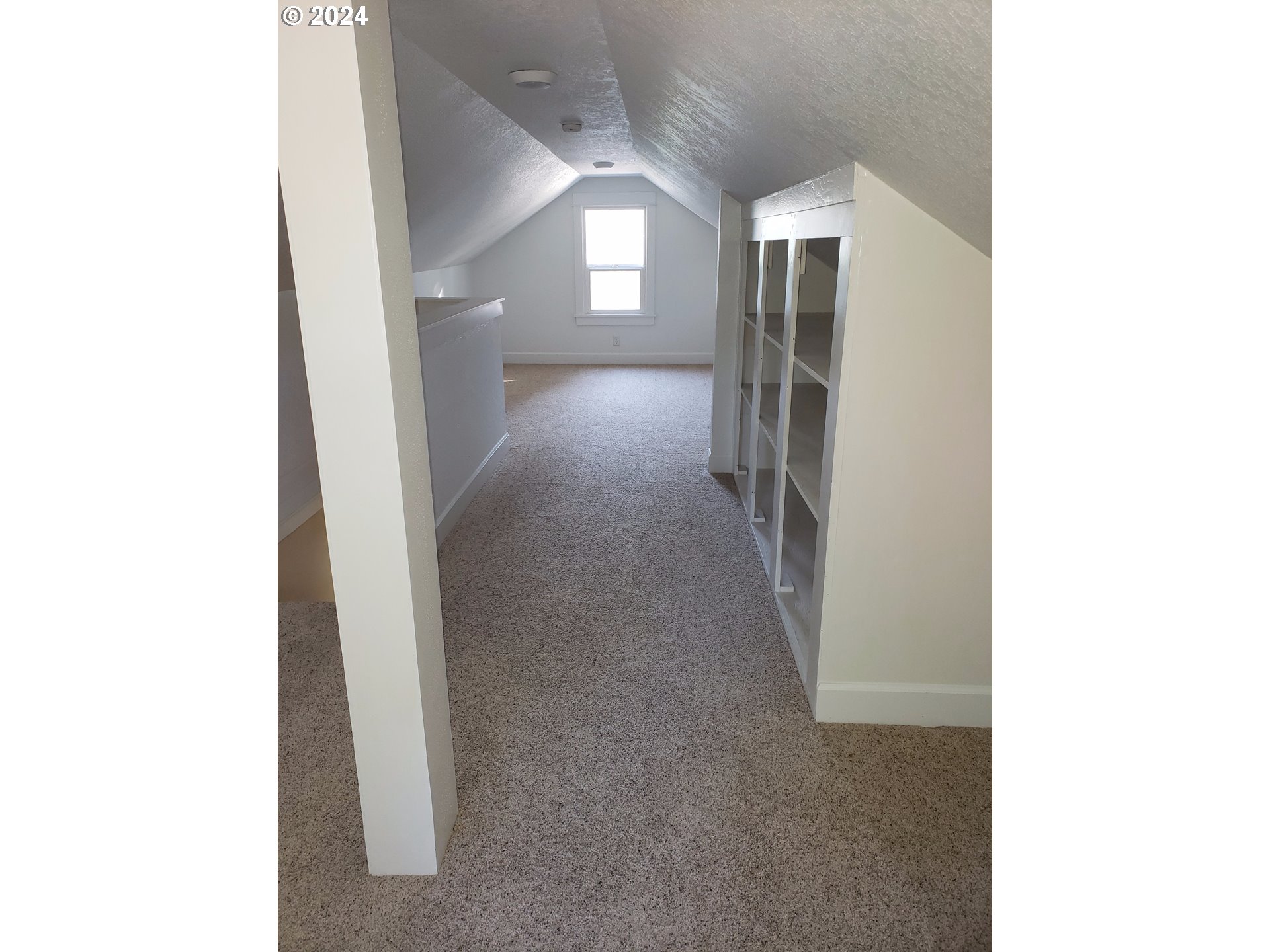 395 Irving Road Eugene, OR 97404 - Photo 16 of 37 a view of a hallway with windows