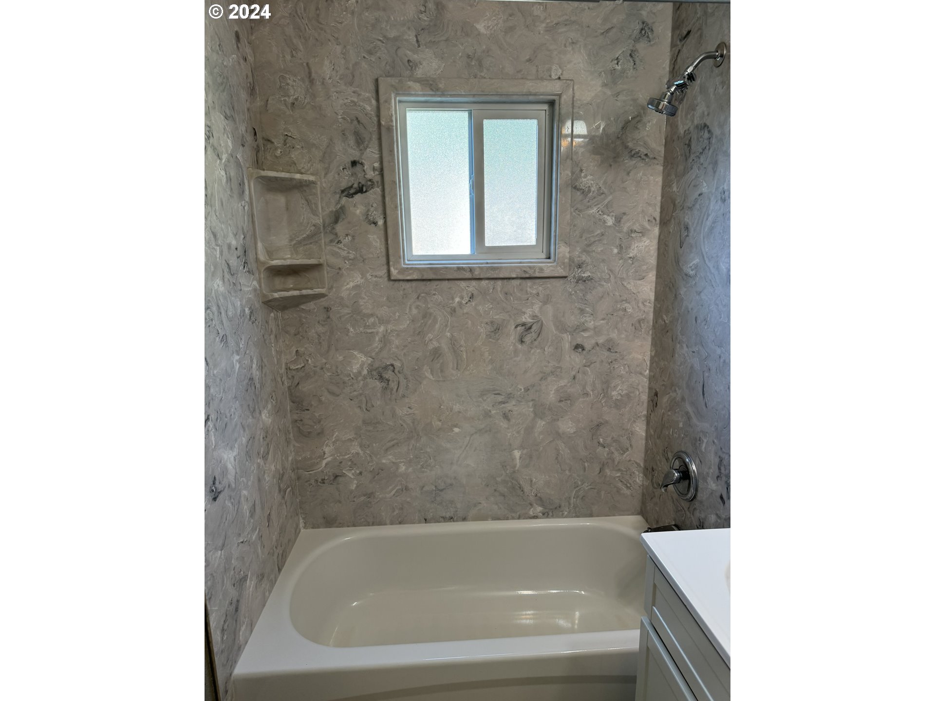 395 Irving Road Eugene, OR 97404 - Photo 19 of 37 a bathroom with a bathtub