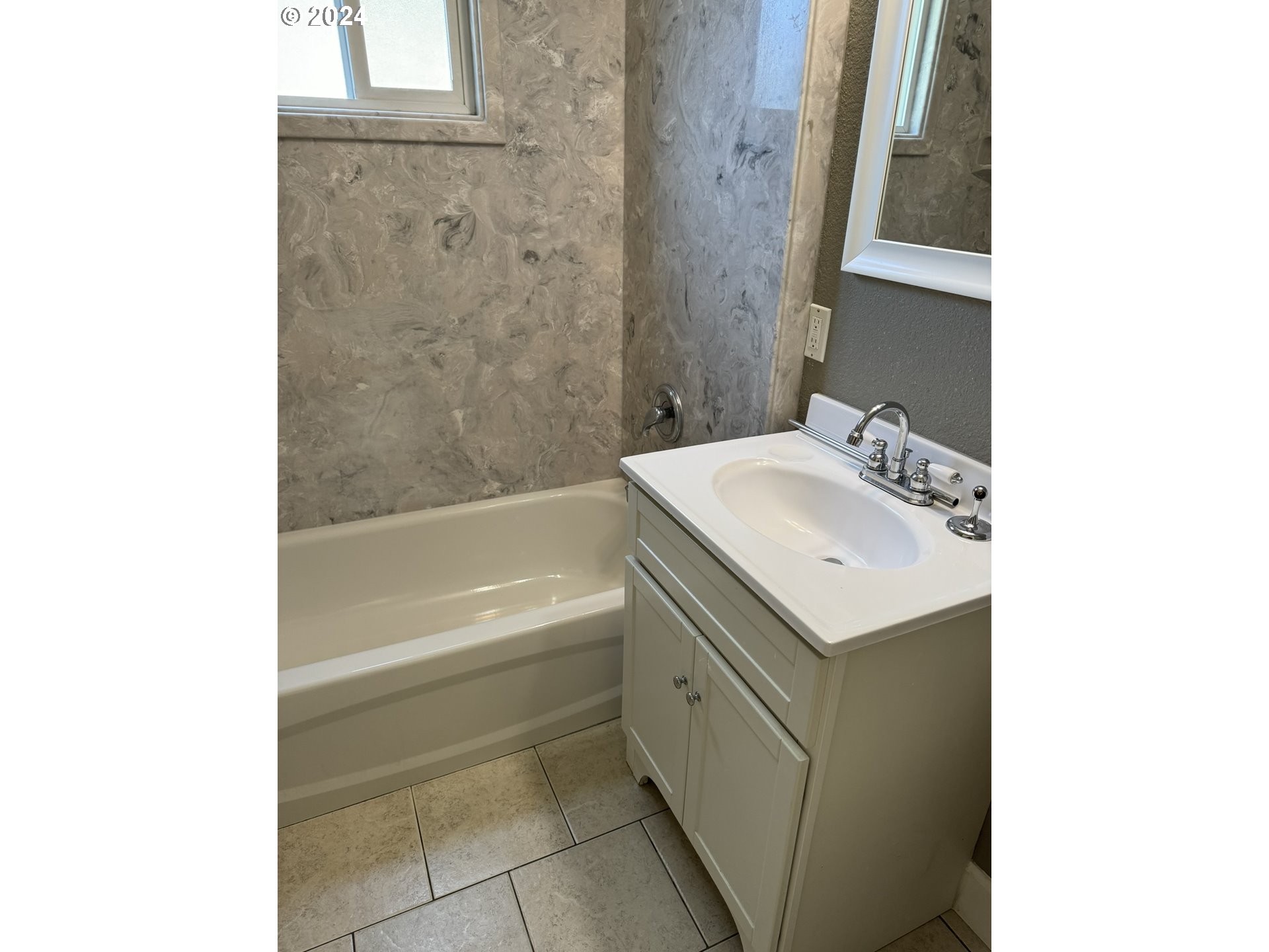 395 Irving Road Eugene, OR 97404 - Photo 20 of 37 a bathroom with a sink and a bathtub