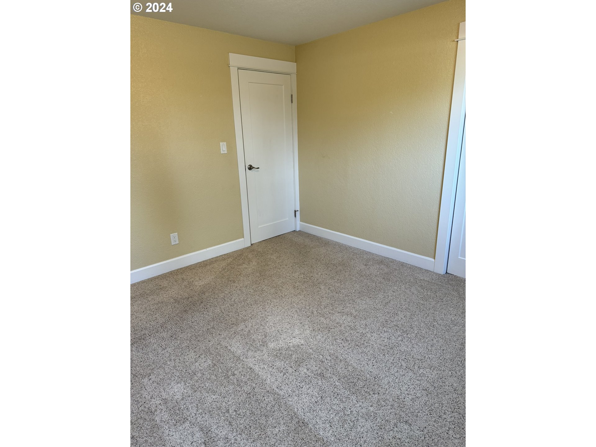 395 Irving Road Eugene, OR 97404 - Photo 21 of 37 a view of an empty room