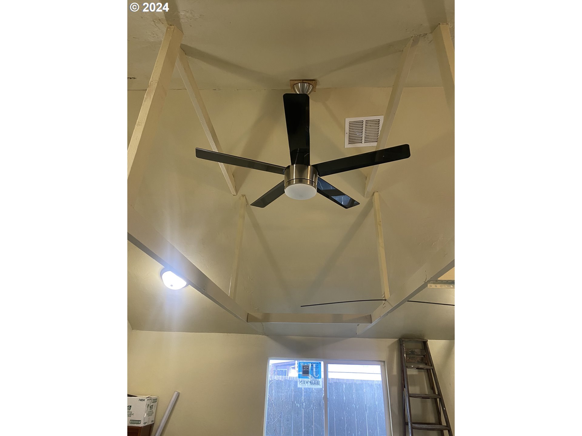 395 Irving Road Eugene, OR 97404 - Photo 35 of 37 a view of entryway