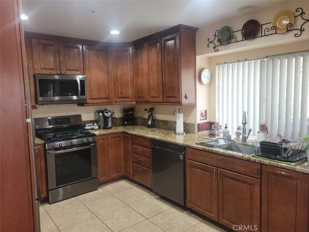 15597 Castellion Road Fontana, CA 92337 - Photo 2 of 20 Kitchen