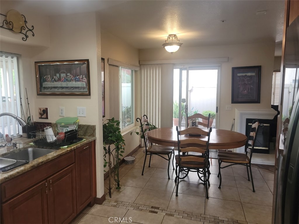 15597 Castellion Road Fontana, CA 92337 - Photo 6 of 20 Kitchen/Dining Room