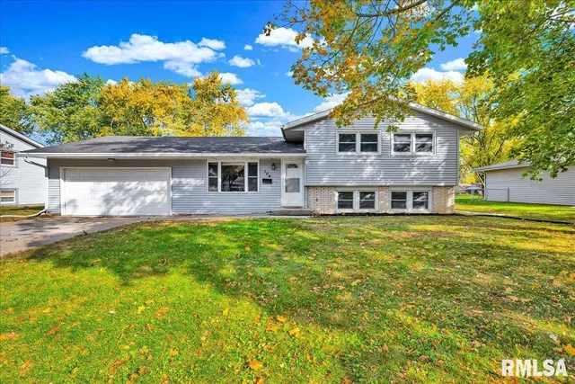 $260,000 | 104 Robert Drive, Normal, IL 61761