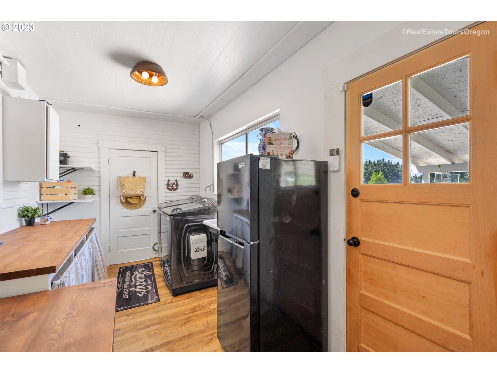 6970 South Knights Bridge Road Canby, OR 97013 - Photo 12 of 32 a living room with stainless steel appliances furniture and a window