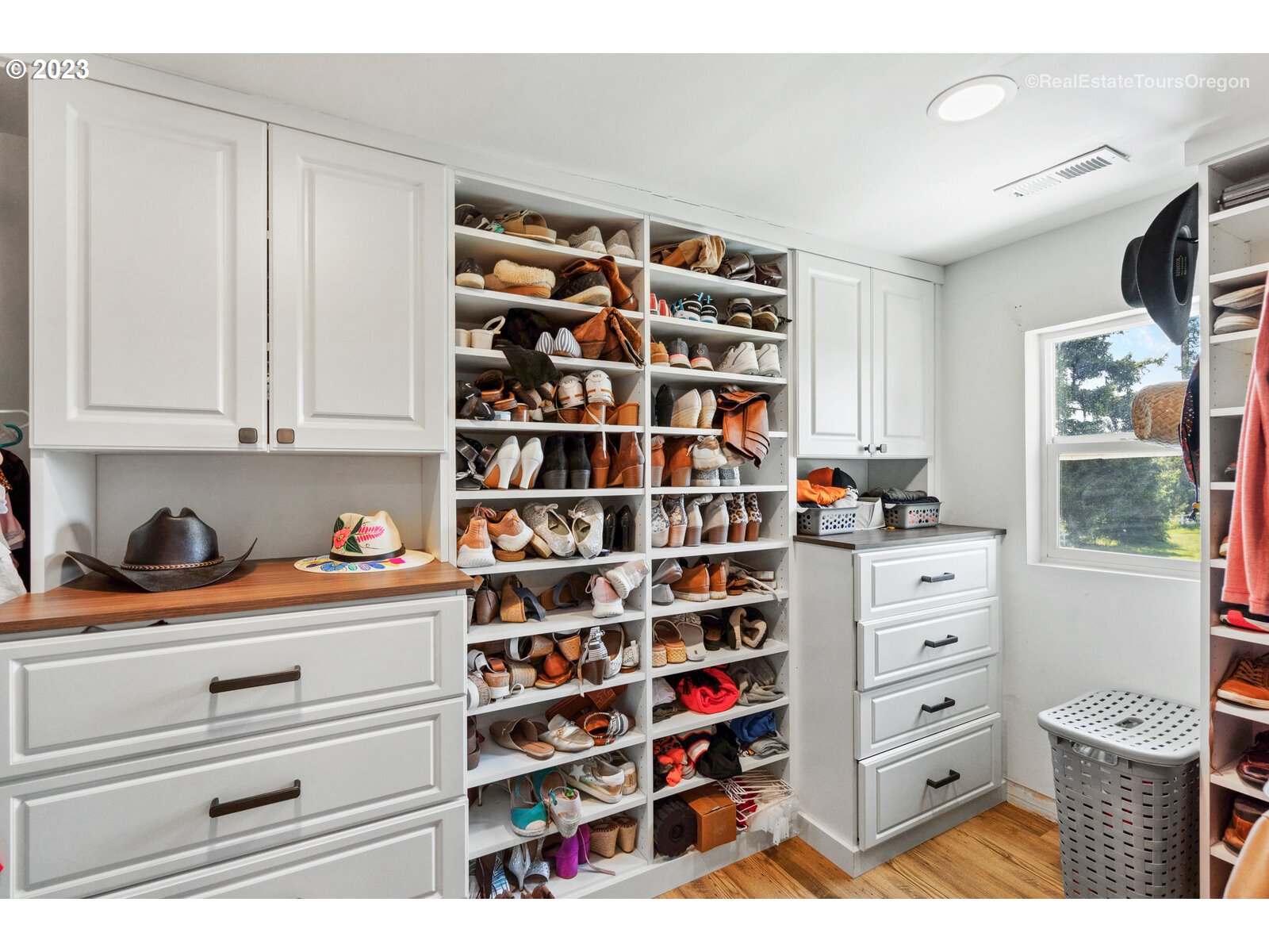 6970 South Knights Bridge Road Canby, OR 97013 - Photo 14 of 32 a view of walk in closet and empty room