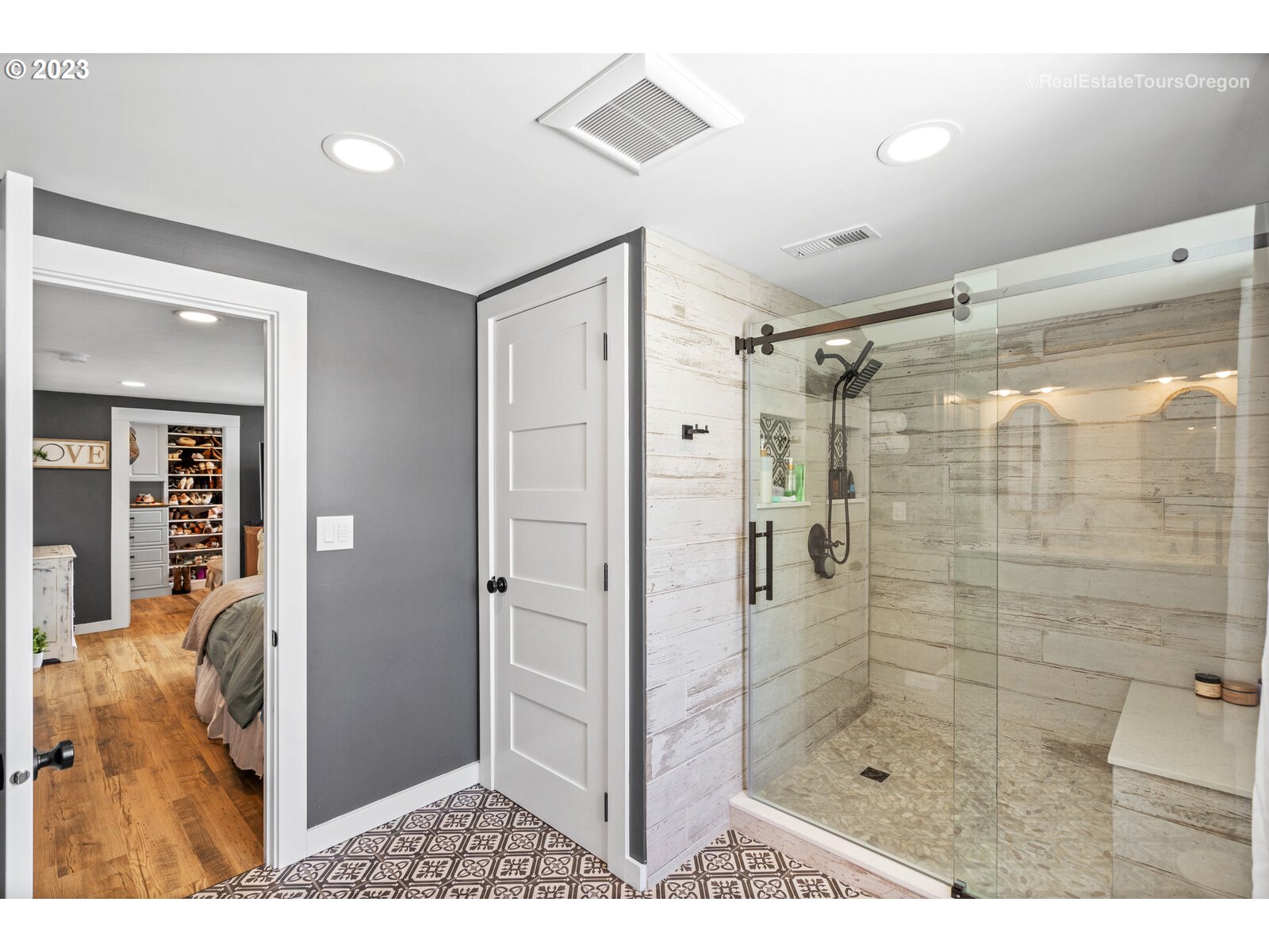 6970 South Knights Bridge Road Canby, OR 97013 - Photo 16 of 32 a bathroom with a shower