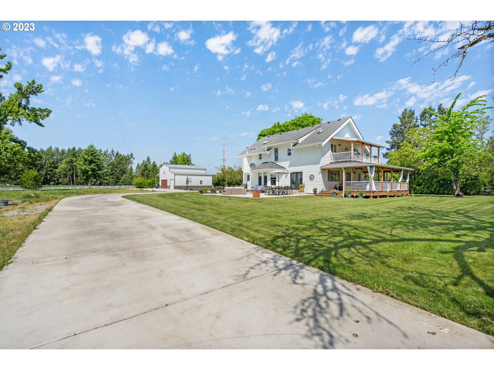 6970 South Knights Bridge Road Canby, OR 97013 - Photo 2 of 32 a front view of a house with a yard