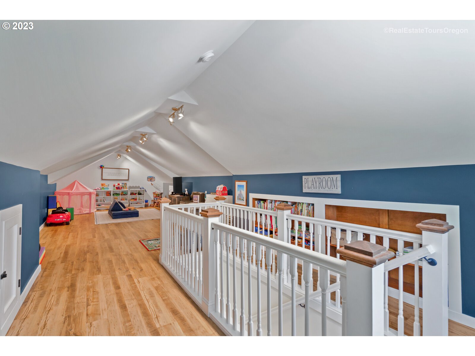 6970 South Knights Bridge Road Canby, OR 97013 - Photo 23 of 32 a view of a hallway with stairs