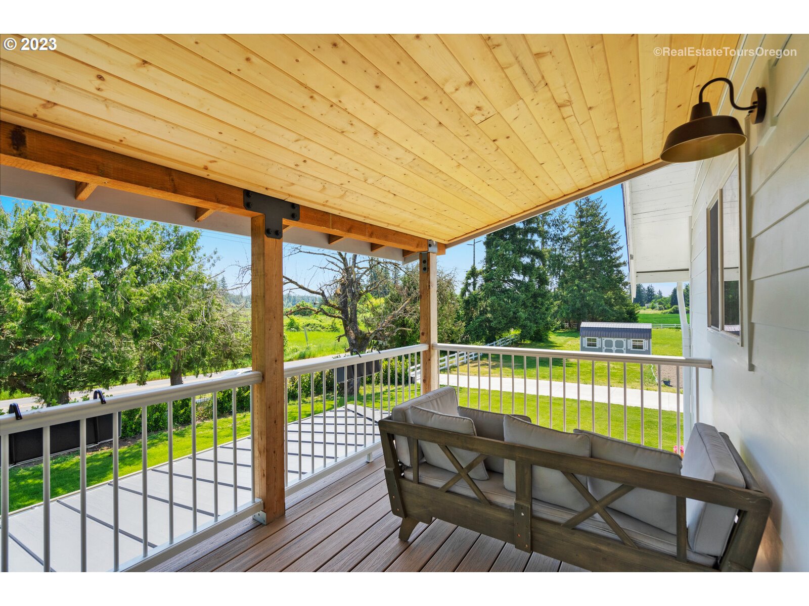 6970 South Knights Bridge Road Canby, OR 97013 - Photo 25 of 32 a view of a chairs and table in the balcony