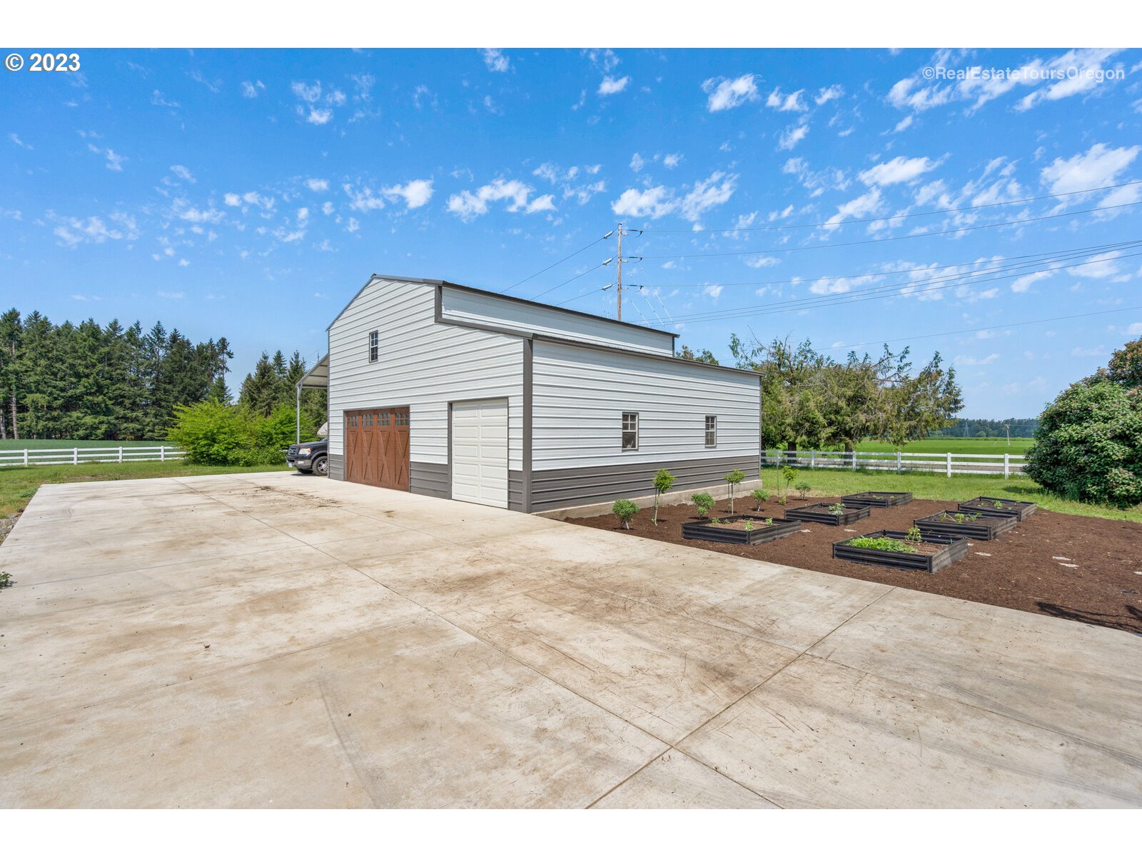 6970 South Knights Bridge Road Canby, OR 97013 - Photo 31 of 32 a view of a house with a big yard