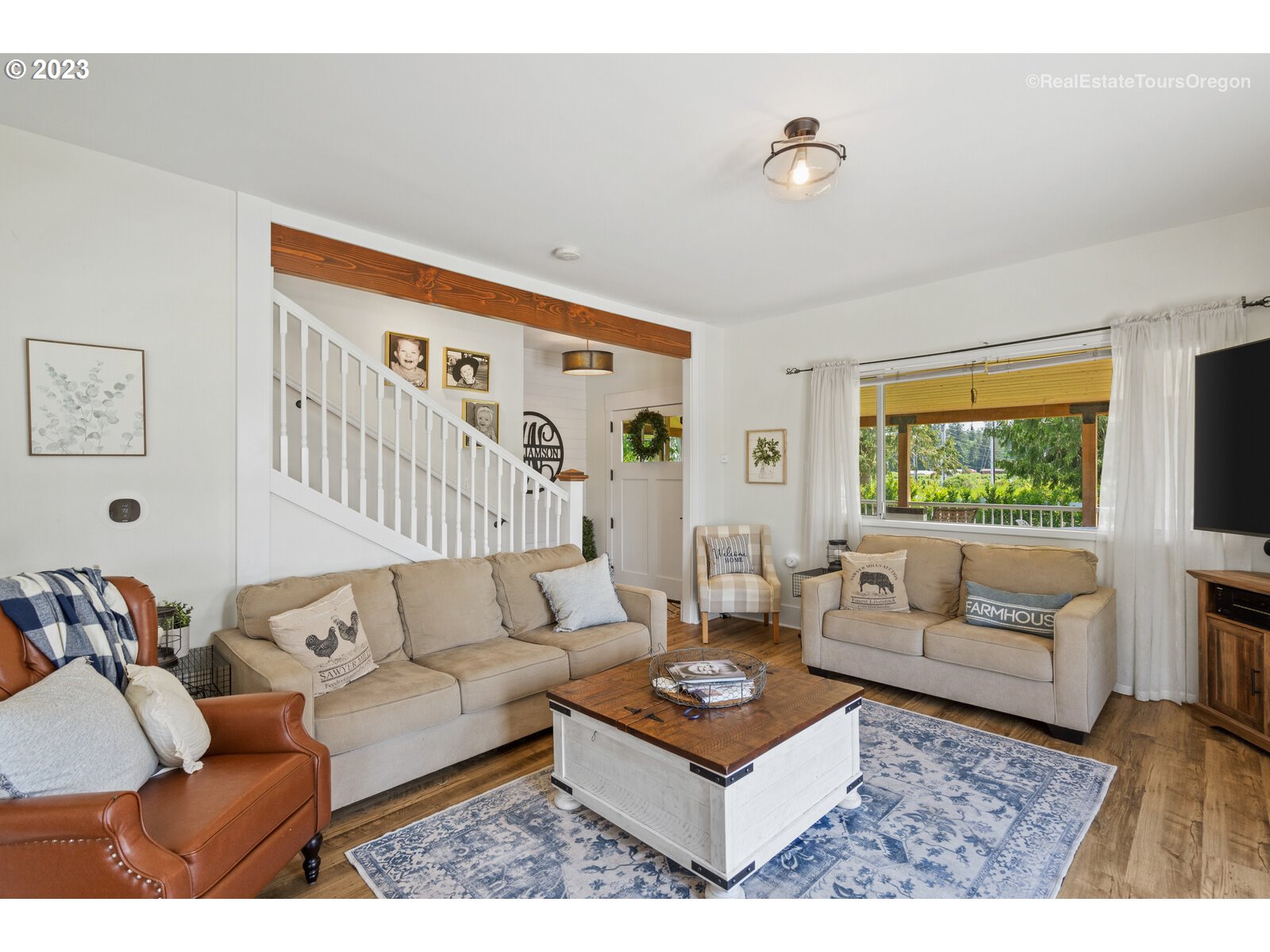 6970 South Knights Bridge Road Canby, OR 97013 - Photo 5 of 32 a living room with furniture and a large window