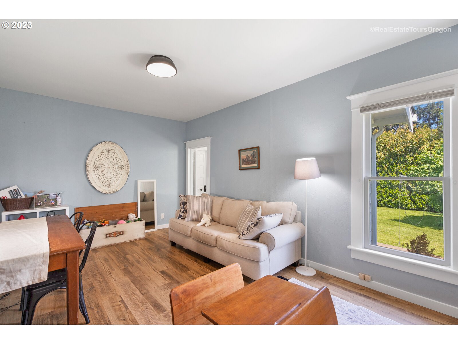 6970 South Knights Bridge Road Canby, OR 97013 - Photo 10 of 32 a living room with furniture and a window