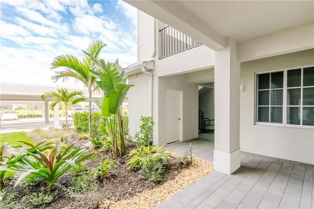 a view of a entryway front of the house