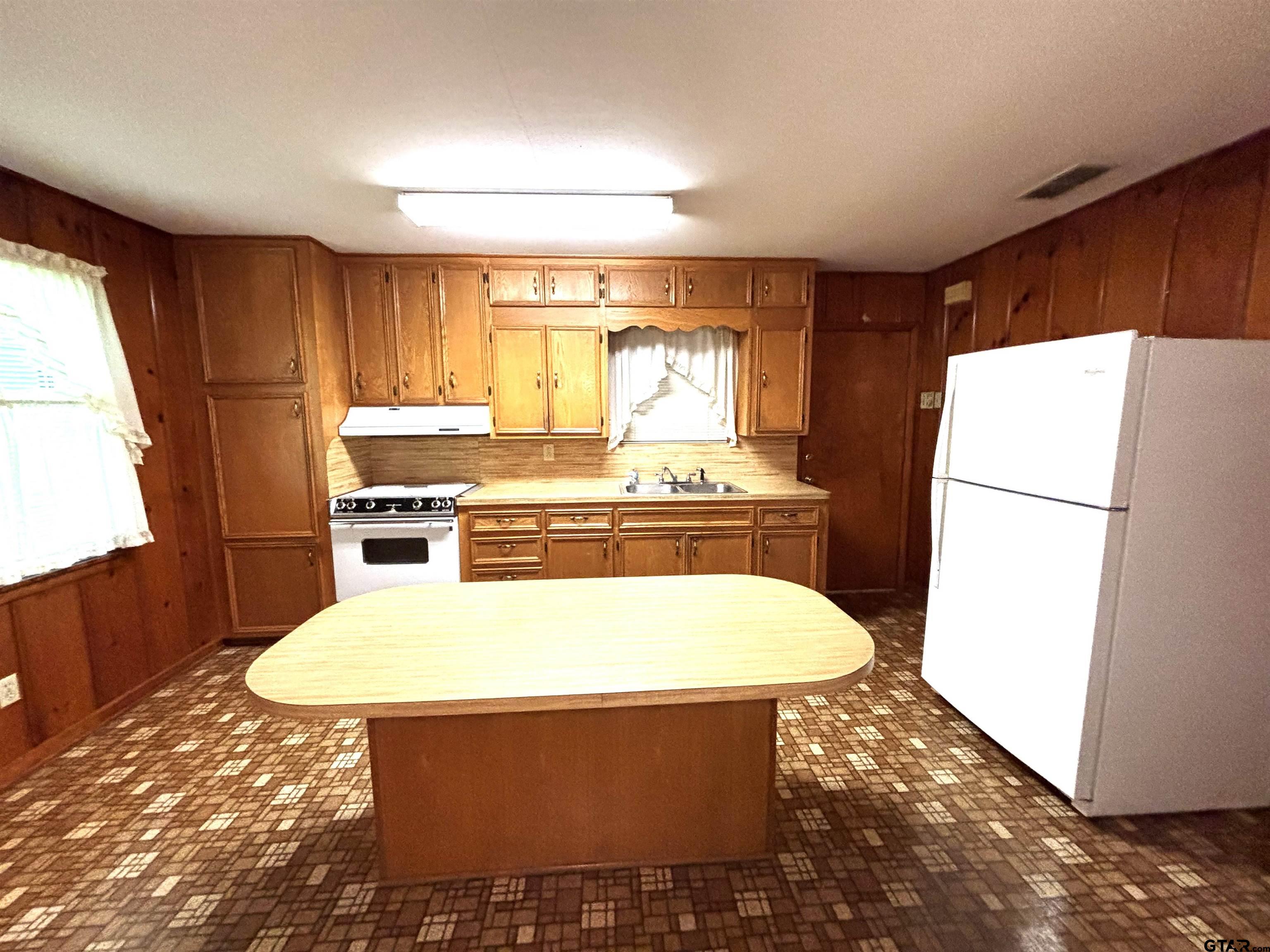 116 Clearview Drive Palestine, TX 75803 - Photo 5 of 25 a kitchen with a table and chairs