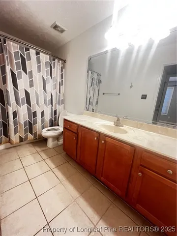 en view of an empty room with a window