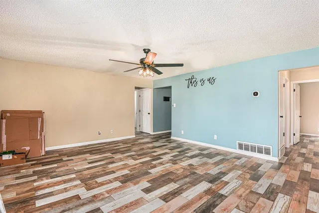 a view of a livingroom with a ceiling fan