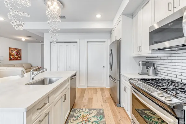 $725,000 | 121 Marina Pointe Drive, Unit 121, East Rockaway, NY 11518