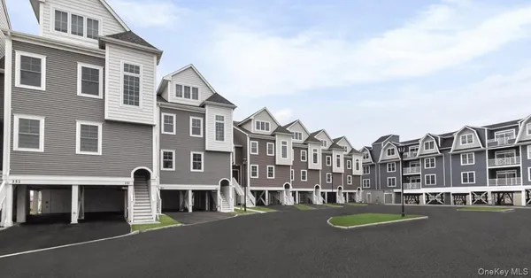 $725,000 | 121 Marina Pointe Drive, Unit 121, East Rockaway, NY 11518