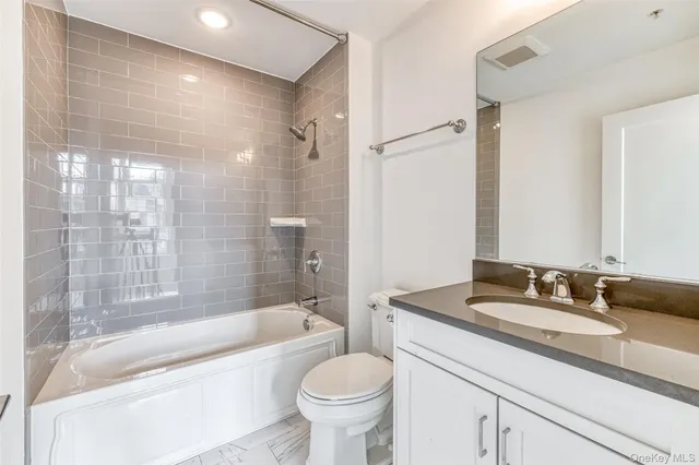 $725,000 | 121 Marina Pointe Drive, Unit 121, East Rockaway, NY 11518