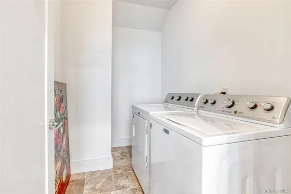 $725,000 | 121 Marina Pointe Drive, Unit 121, East Rockaway, NY 11518