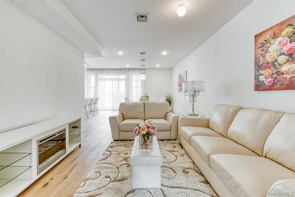 $725,000 | 121 Marina Pointe Drive, Unit 121, East Rockaway, NY 11518