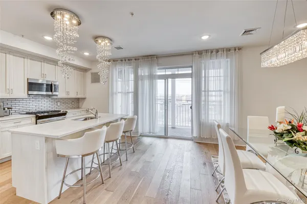 $725,000 | 121 Marina Pointe Drive, Unit 121, East Rockaway, NY 11518