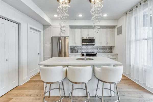 $725,000 | 121 Marina Pointe Drive, Unit 121, East Rockaway, NY 11518