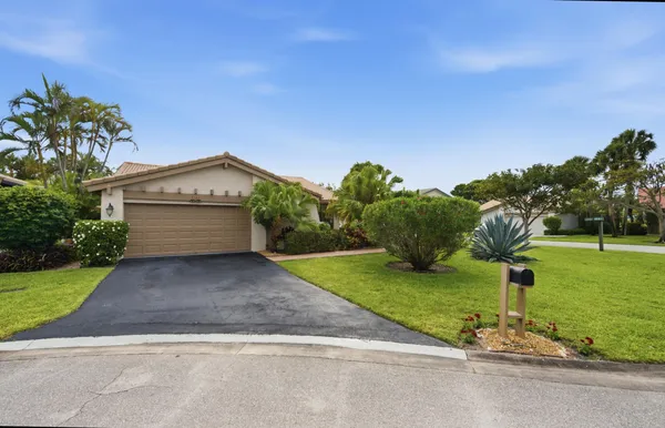 $485,000 | 5743 Lakeview Mews Drive, Boynton Beach, FL 33437