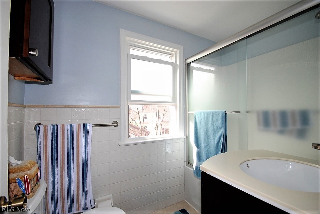 1408 Croyden Road Lyndhurst, OH 44124 - Photo 15 of 20
