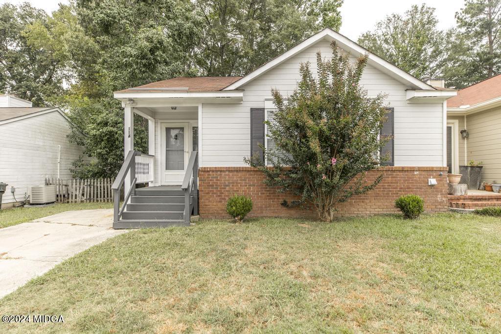 a view of a house with a yard