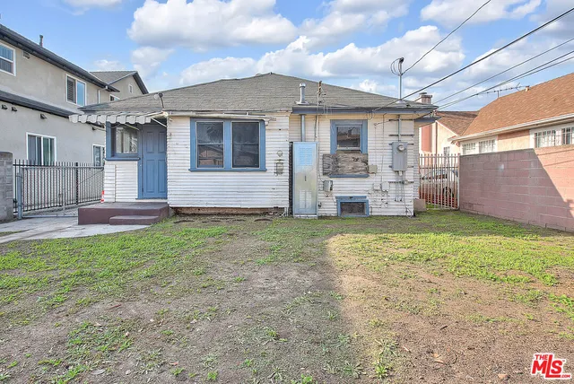 a view of a house with backyard and porch