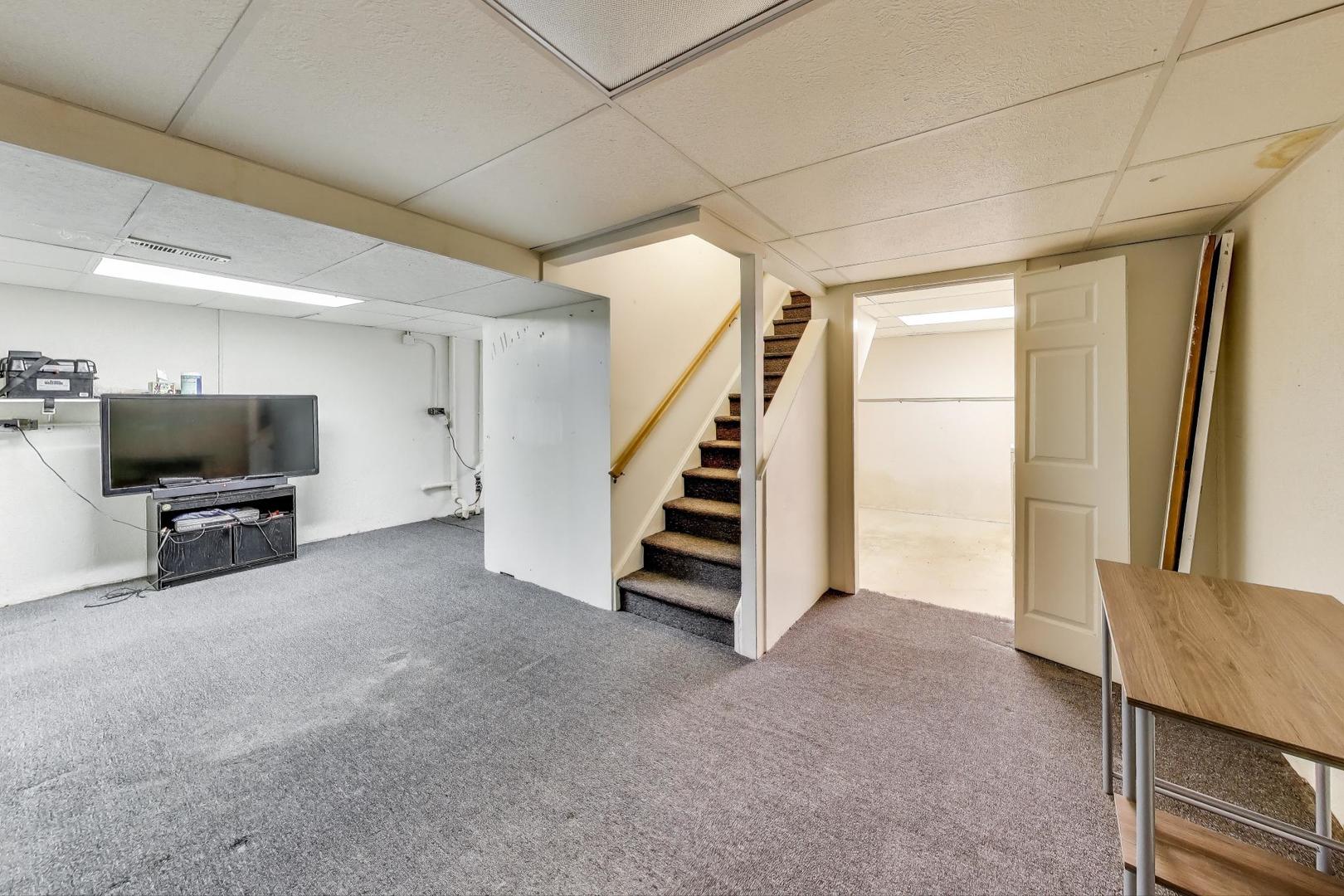5370 Sequoia Court Gurnee, IL 60031 - Photo 18 of 29 a view of a livingroom with a furniture