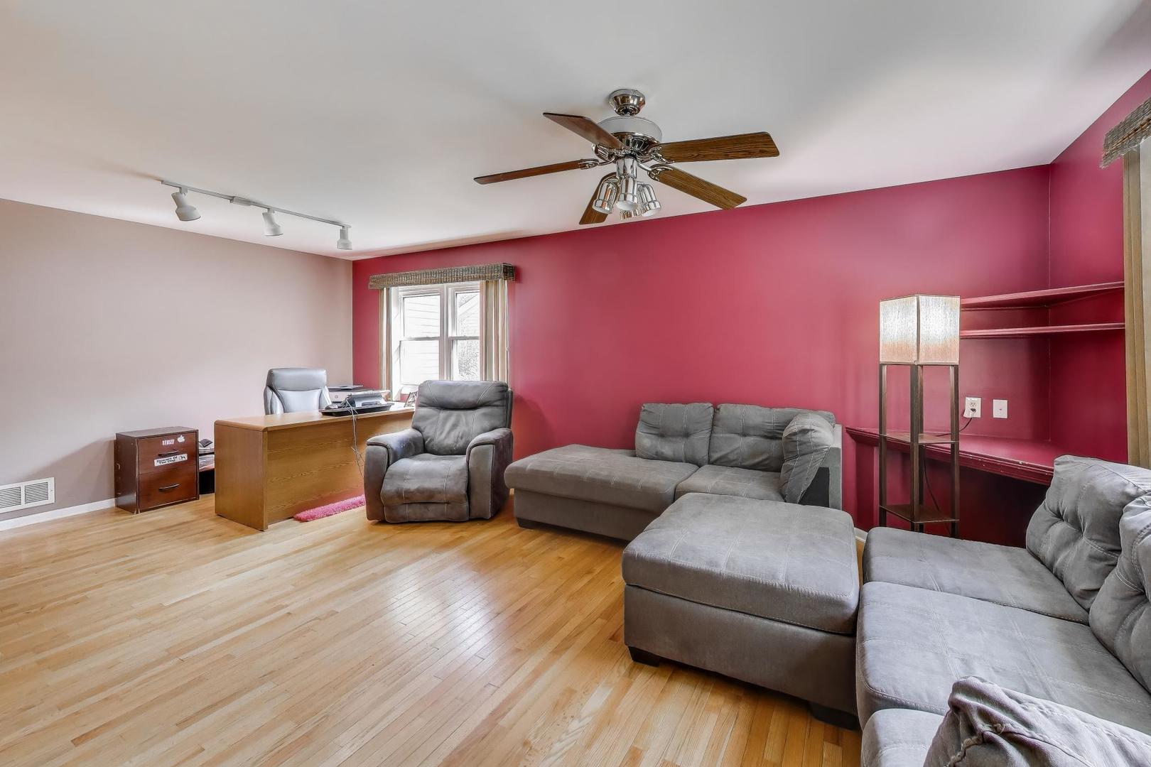 5370 Sequoia Court Gurnee, IL 60031 - Photo 3 of 29 a living room with furniture and a wooden floor
