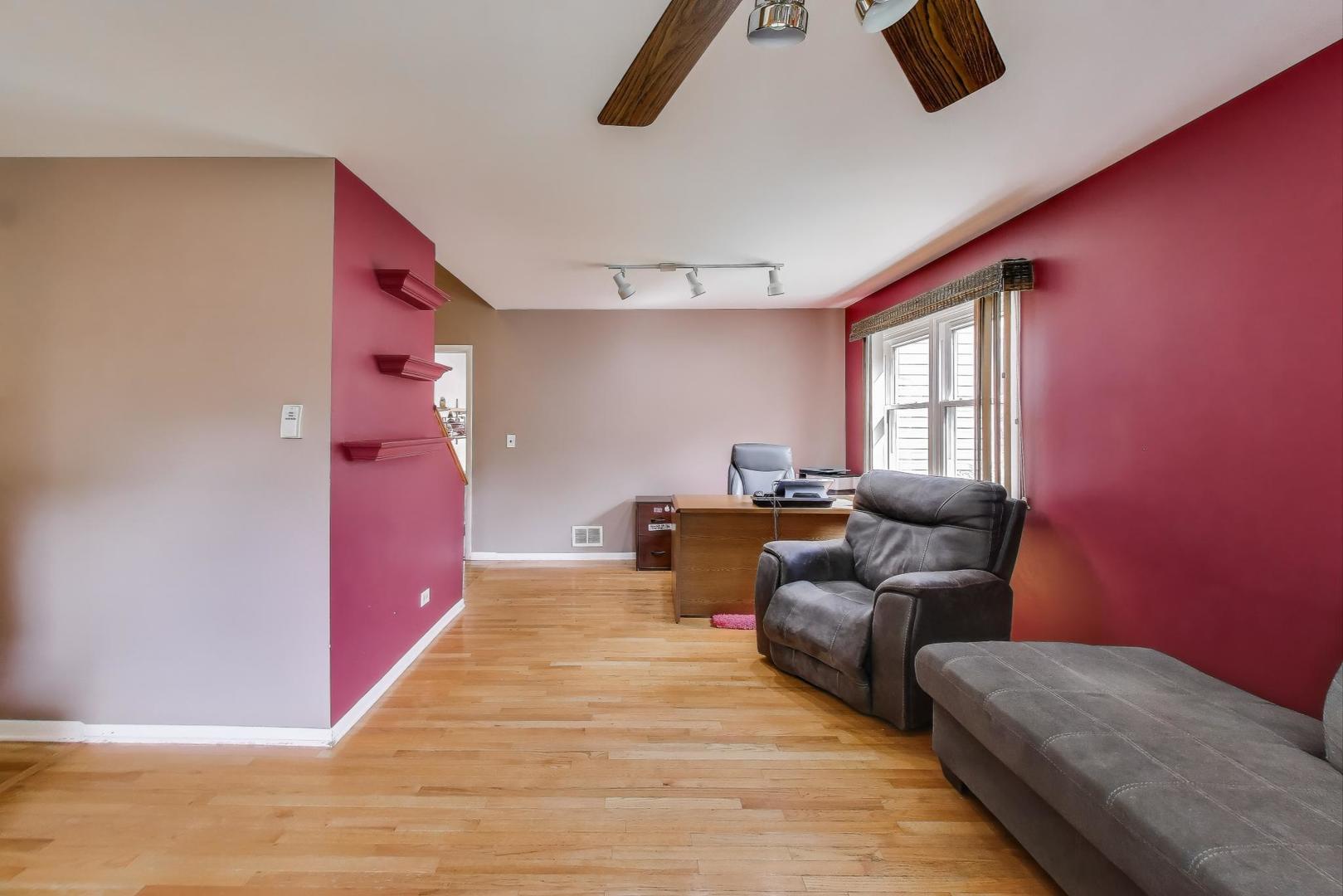 5370 Sequoia Court Gurnee, IL 60031 - Photo 4 of 29 a living room with furniture and a flat screen tv