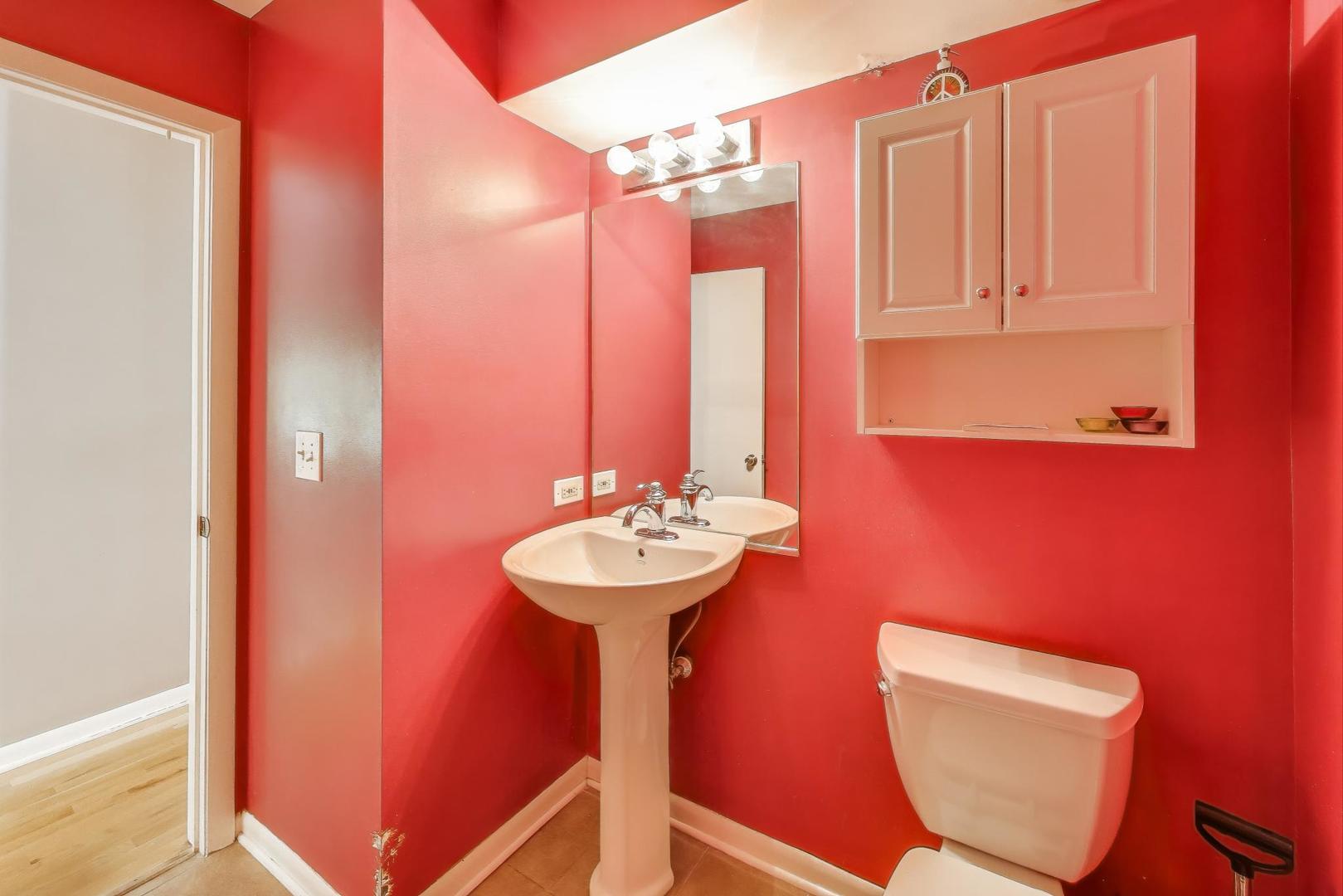 5370 Sequoia Court Gurnee, IL 60031 - Photo 9 of 29 a bathroom with a sink a mirror and a bathtub