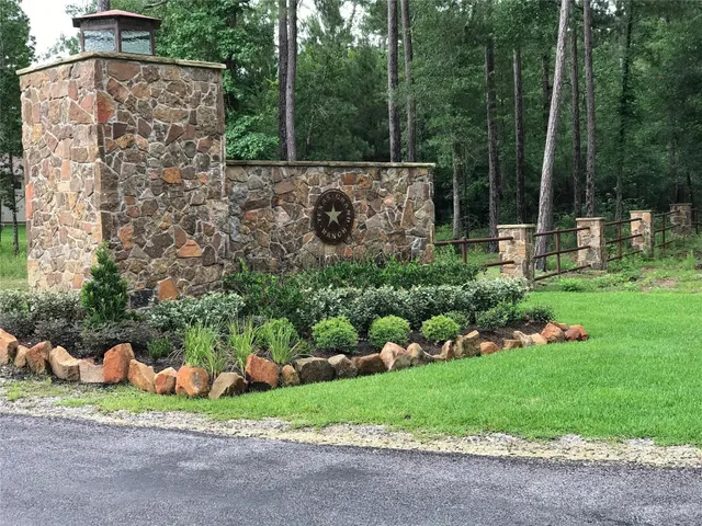 a view of a back yard