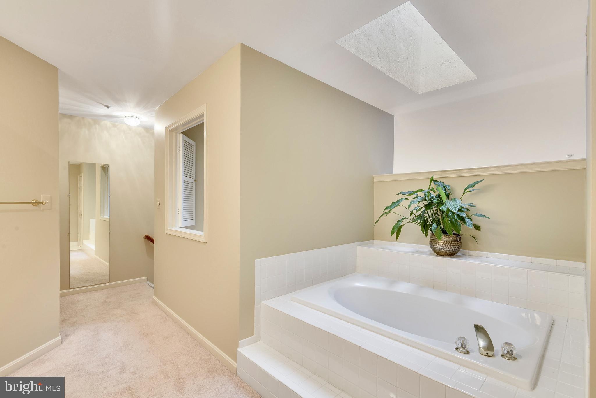 104 Hart Road Gaithersburg, MD 20878 - Photo 15 of 29 Bath (Master)