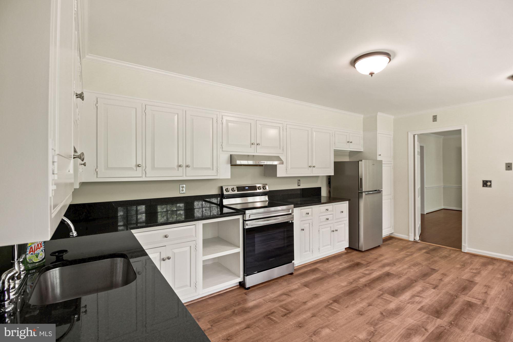 11009 Cripplegate Road Potomac, MD 20854 - Photo 7 of 31 Main Floor Kitchen