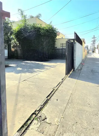 a view of a backyard