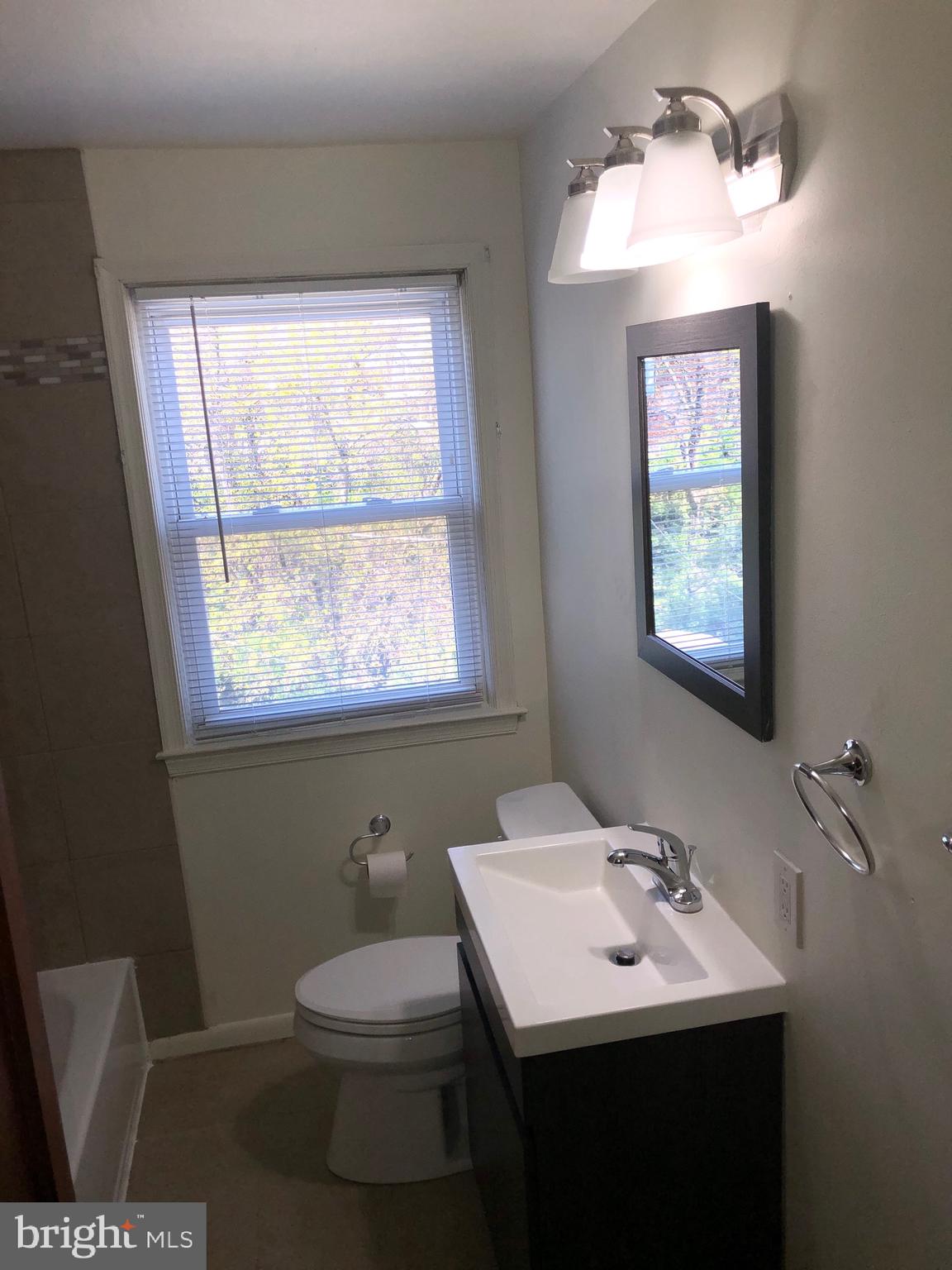 319 Grove Park Road Baltimore, MD 21225 - Photo 19 of 59 Main bath upstairs at bedroom level
