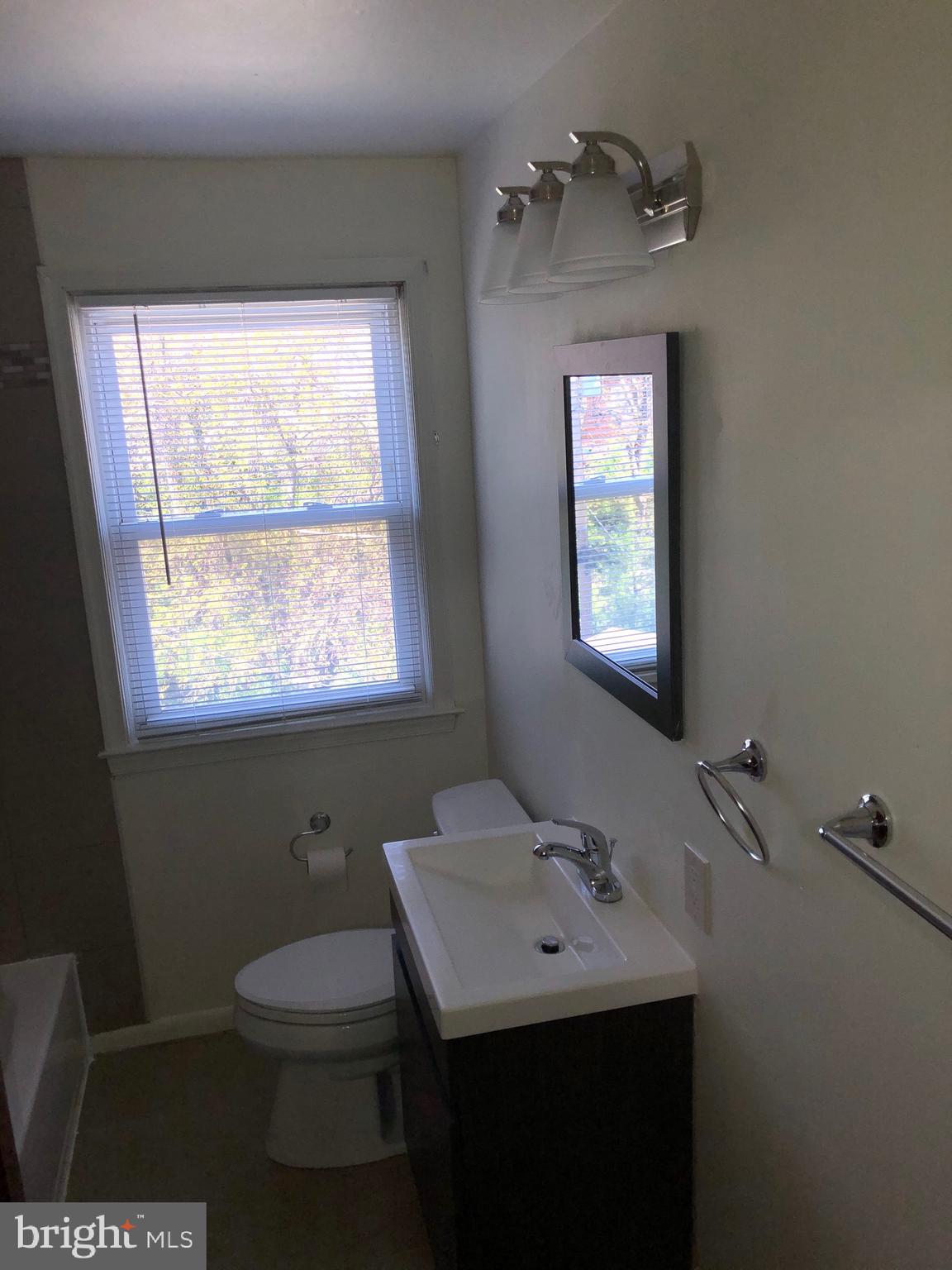 319 Grove Park Road Baltimore, MD 21225 - Photo 20 of 59 Main bath upstairs at bedroom level