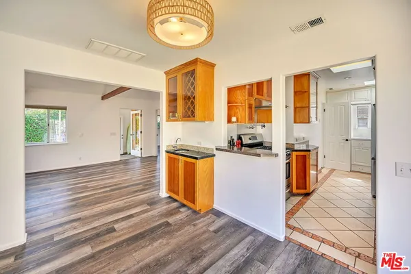 $5,800 | 655 Brooks Avenue, Venice, CA 90291