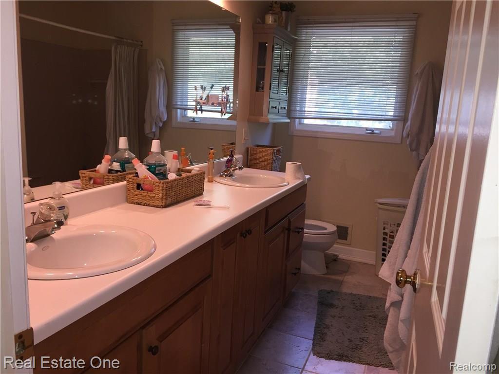 2440 Ridge Drive Troy, MI 48098 - Photo 15 of 23 IMG_1724.jpg