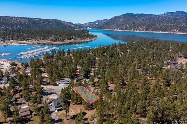 an aerial view of residential house and lake