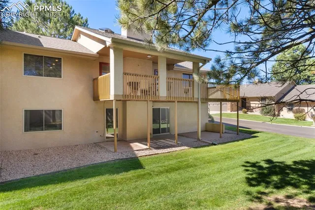 a view of a house with backyard