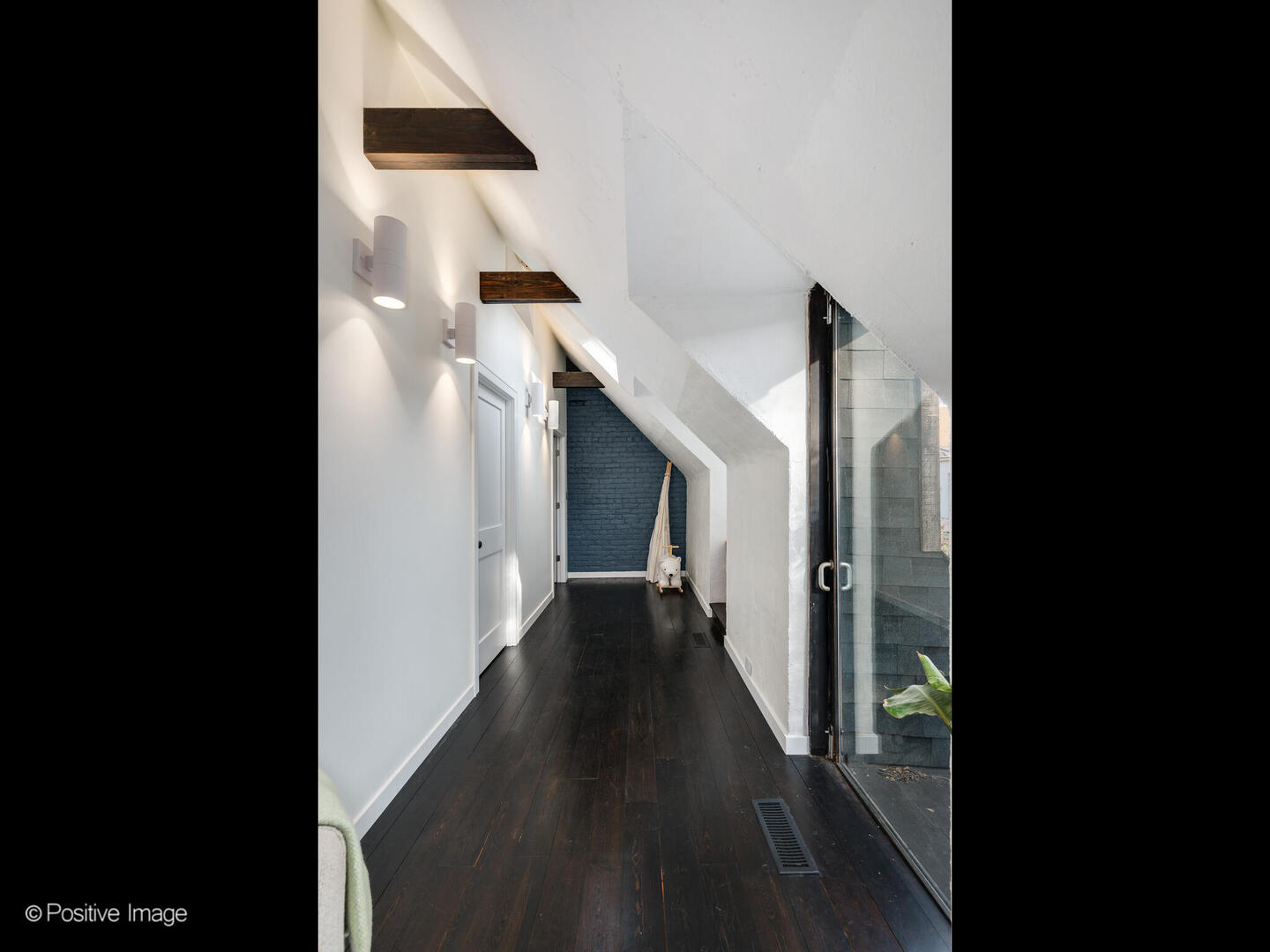 844 West Altgeld Street Chicago, IL 60614 - Photo 22 of 27 a view of a hallway with the back door