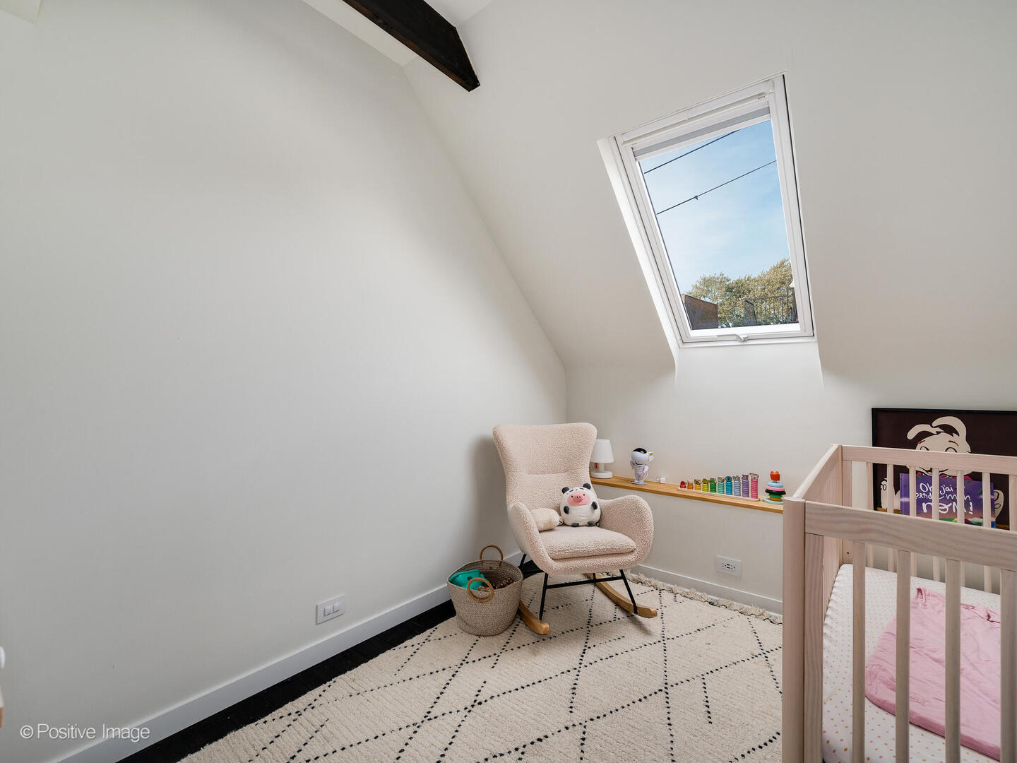 844 West Altgeld Street Chicago, IL 60614 - Photo 24 of 27 a reading room with furniture and a book shelf